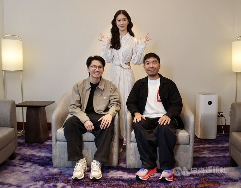 「冥婚鬧泰大」改編自台灣電影「關於我和鬼變成家人的那件事」,台灣版監製金百倫(中)跟泰版監製班莊比辛達拿剛(左)、導演查揚諾布普拉寇(右)一同受訪,金百倫說,期待雙方能合作續集。中央社記者張皓安攝 114年5月23日