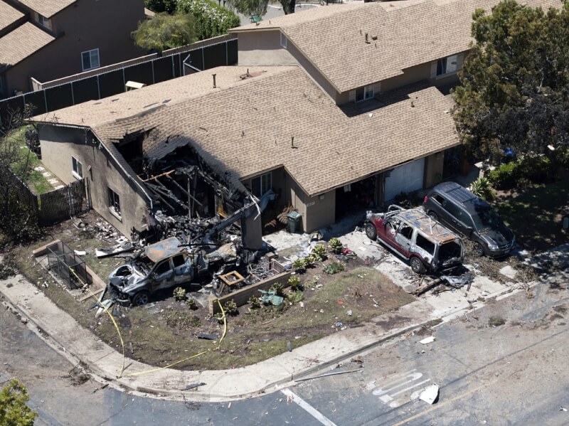美國一架小型飛機22日在加州聖地牙哥住宅區墜毀,機上6人全數喪生。(美聯社)