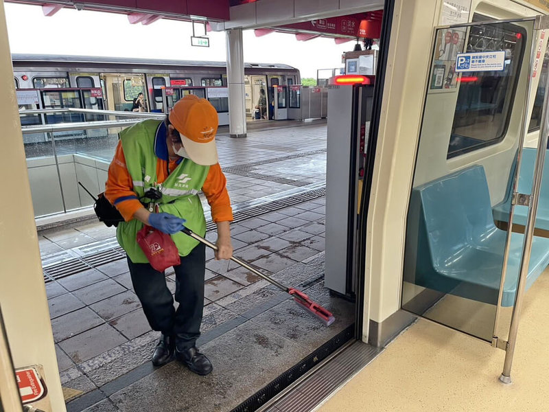台北捷運淡水站車廂24日因雨水潑入而出現積水,台北捷運公司表示,除動員車站清潔人員上車處理,並調整後續列車停靠於背風側的月台,正研擬加裝屋頂檔板或截水設施等改善方案。(台北捷運公司提供)中央社 114年5月24日