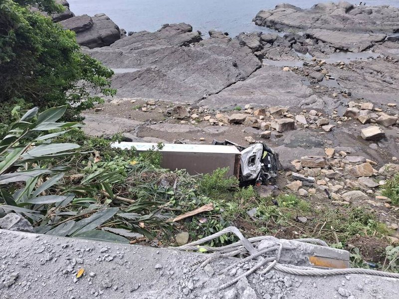 台2線濱海公路宜蘭石城段24日凌晨發生1起車禍,劉姓男子駕駛大貨車疑因不慎自撞護欄後,連人帶車墜落10多公尺深的海岸邊坡,所幸僅受輕傷,酒測值為零,詳細車禍原因尚待警方釐清。(讀者提供)中央社記者沈如峰宜蘭傳真 114年5月24日