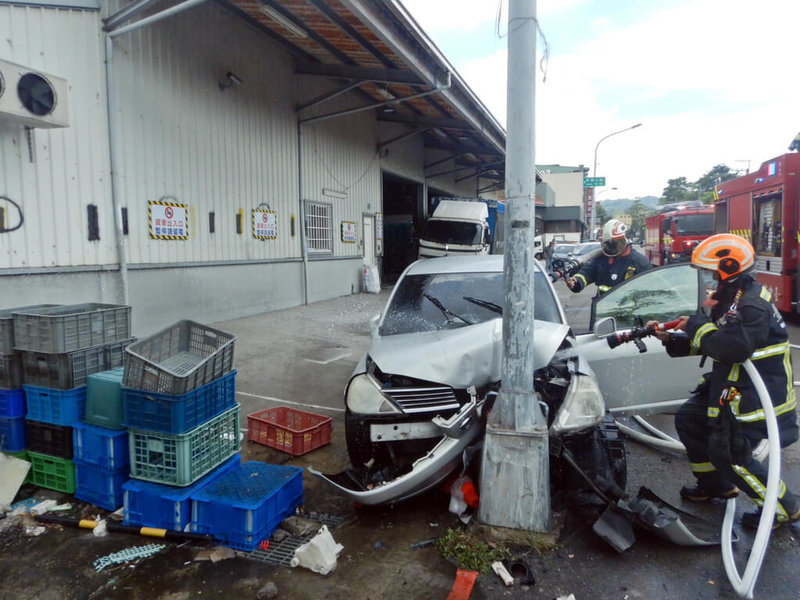 台中市蔡姓男子日前駕駛小客車行經北屯區軍功路段,先碰撞2車後自撞路燈,警方在蔡男車上發現毒品,依法送辦。(民眾提供)中央社記者趙麗妍傳真 114年5月24日