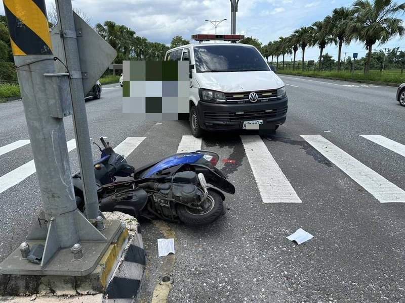 花蓮縣一輛民間救護車23日行經鳳林鎮平等路口紅燈直行,與一台直行機車發生碰撞,救護車載運患者無恙、機車騎士骨折送醫。詳細肇事原因仍待警方調查。(鳳林警分局提供)中央社記者張祈傳真 114年5月24日