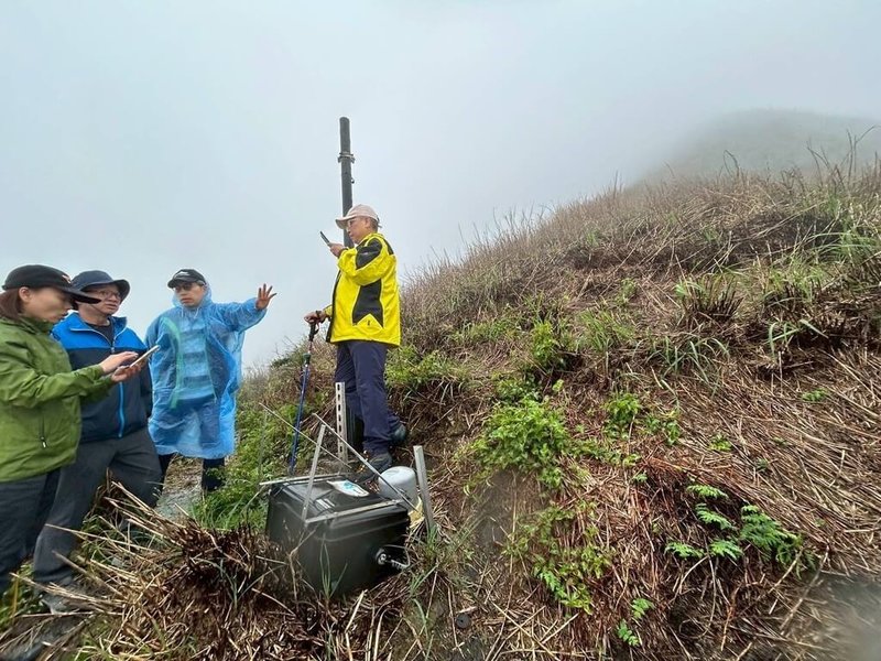 國科會主委吳誠文(左2)24日親赴4月陽明山小油坑失火地點了解現場狀況,他表示,為避免類似情形再度發生,國研院已拆除全台各地所有內建鋰電池的空氣品質感測器。(國科會提供)中央社記者曾智怡傳真 114年5月24日