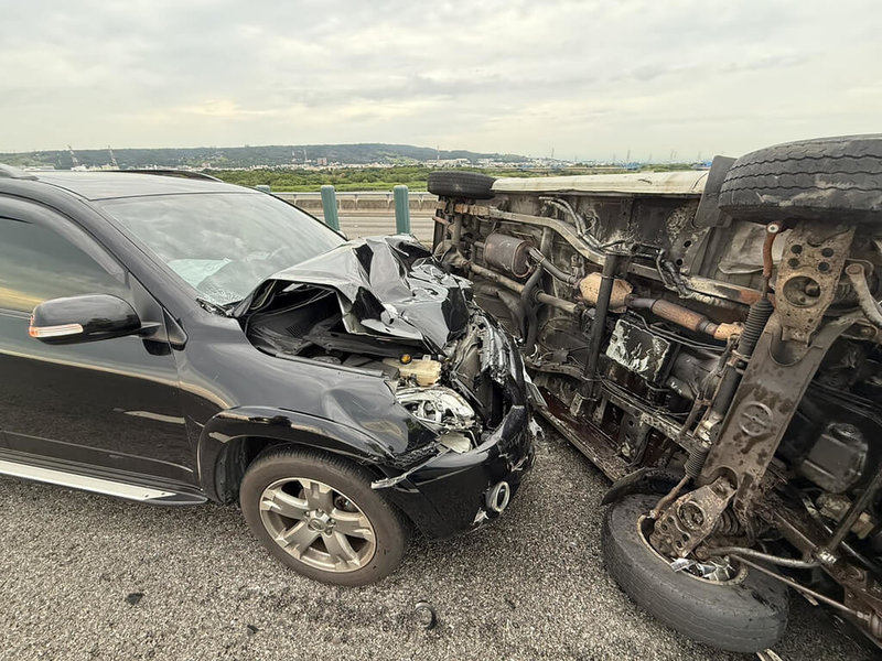 國道3號南向彰化和美路段24日傍晚發生2車事故,1輛自小客車爆胎失控側翻,另輛自小客車因閃避不及撞上,事故造成6傷送醫,詳細肇因仍待釐清。(國道警察提供)中央社記者鄭維真傳真 114年5月24日