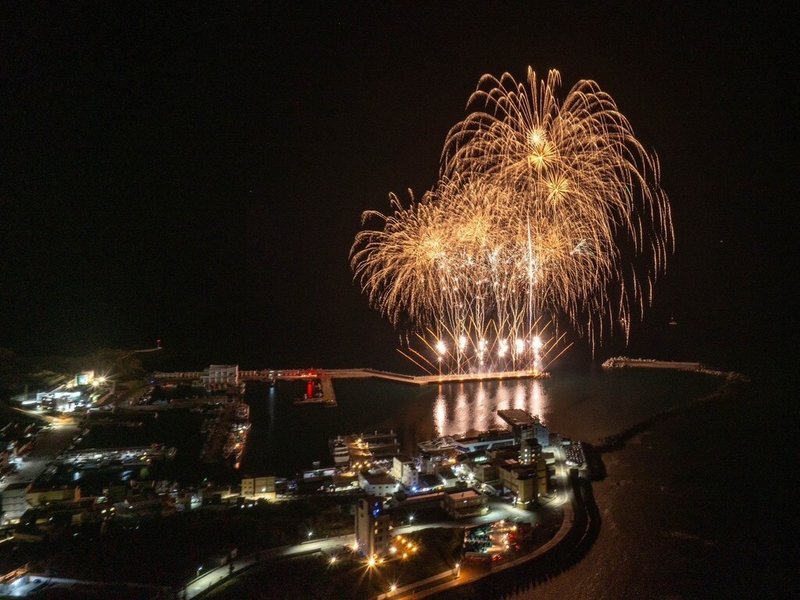 2025澎湖國際海上花火節離島首場煙火秀24日晚間在七美南滬港登場,超過5000發煙火在夜空中綻放,精彩絢爛。(澎湖縣政府提供)中央社 114年5月24日