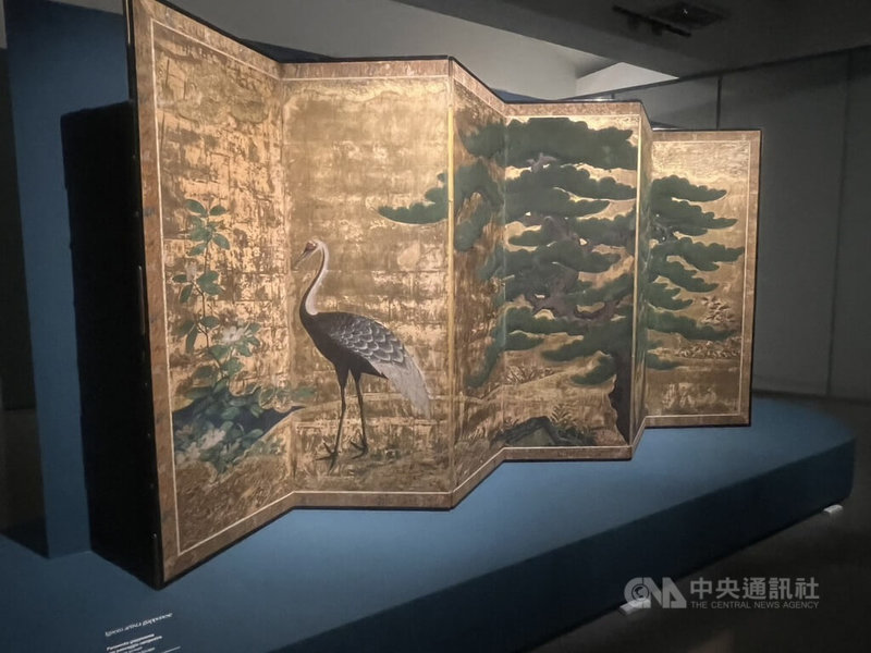 「全球化巴洛克」特展展品,17世紀教宗收藏禮品當中,包括巨幅的日本松鶴圖樣屏風,顯示梵蒂岡與早期日本天主教徒的關係。中央社記者黃雅詩羅馬攝 114年5月24日