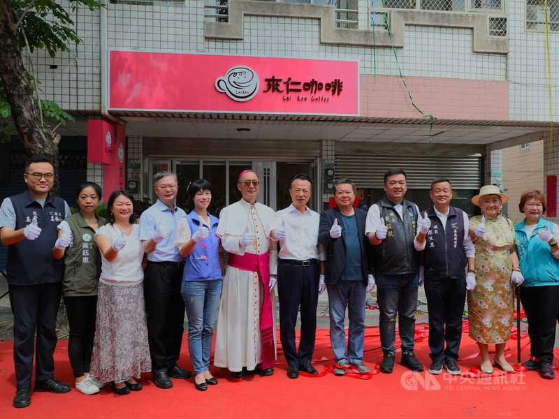 天主教會嘉義教區附設嘉義縣私立安仁家園設立「來仁咖啡」工作坊,24日開幕,嘉義教區主教浦英雄(右7)與嘉義縣長翁章梁(右6)等出席。中央社記者蔡智明攝 114年5月24日