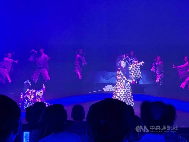 中華電信與NTT以萬博規格創造演出環境,透過IOWN全光網路將大阪演出的「超歌舞伎 Powered by IOWN『今昔饗宴千本櫻 萬博版』」於台北即時呈現。中央社記者江明晏攝 114年5月24日