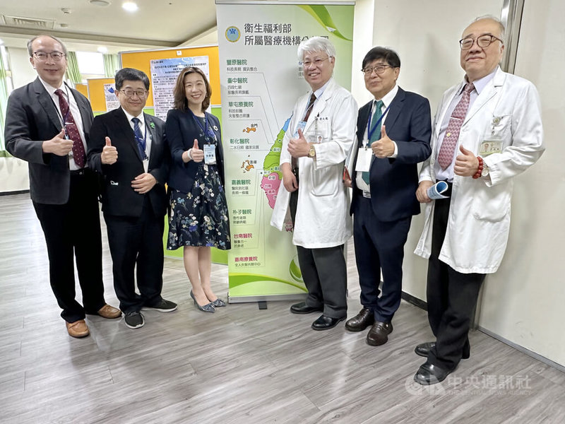 衛福部台中醫院24日舉辦國際研討會,會中談及高齡化、少子化時代,政府應如何因應。豐原醫院院長李永恆(左1)、醫福會副執行長林名男(左2)、衛福部次長林靜儀(左3)、台中醫院院長黃元德(右3)、台北教育大學教授李伯璋(右2)、台中醫院顧問李孟智(右1)出席。中央社記者趙麗妍攝 114年5月24日
