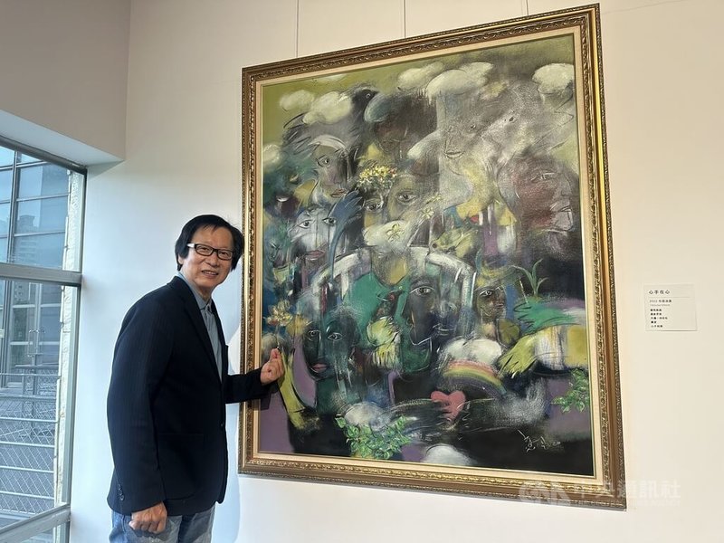 國立台灣美術館等多個單位舉辦的「八方藝術節」登場,首檔藝展邀請新加坡藝術家黃意會(圖)展出包含油畫「心手在心」在內等多幅作品。中央社記者趙麗妍攝 114年5月24日