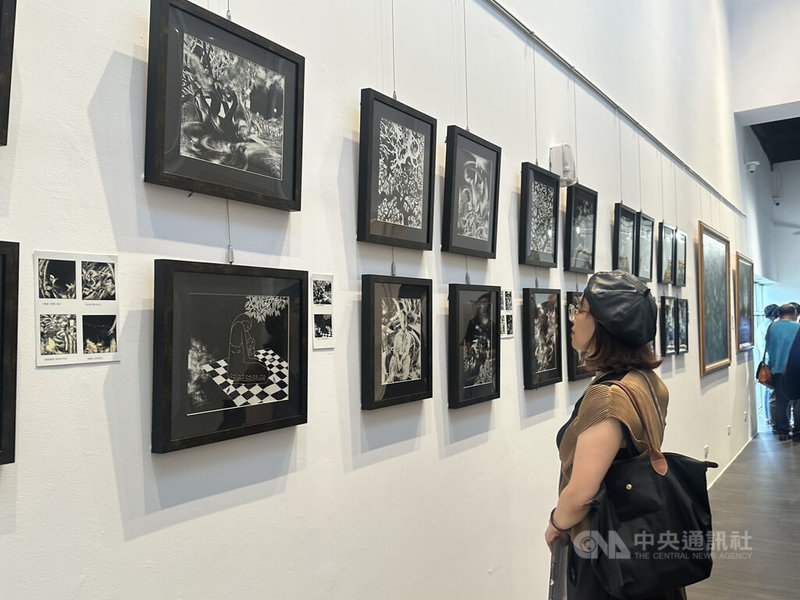 國立台灣美術館等多個單位合作舉辦的「八方藝術節」24日登場,首檔藝展「時光.印記」呈現新加坡藝術家黃意會紙刻版畫、油畫等多幅作品。中央社記者趙麗妍攝 114年5月24日