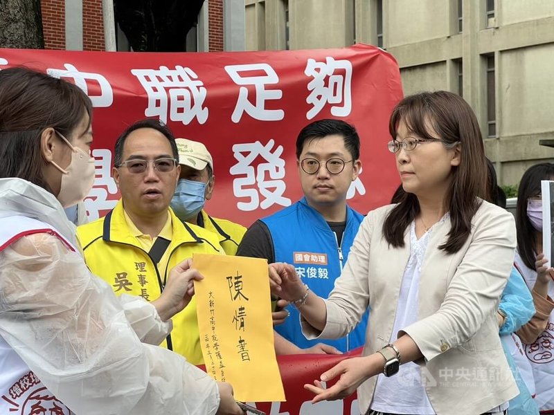 大新竹高中就學權益自救會24日下午北上教育部舉辦「為教育請命」集會,爭取新竹縣市公立高中增班、增校經費並遞交陳情書,由教育部國民及學前教育署副組長林琬琪(前右)代表接受。中央社記者陳至中攝 114年5月24日