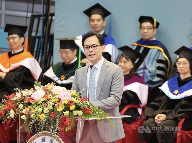 台灣大學24日舉辦113學年度畢業典禮,台灣大哥大總經理林之晨(前中)受邀出席致詞。中央社記者郭日曉攝 114年5月24日