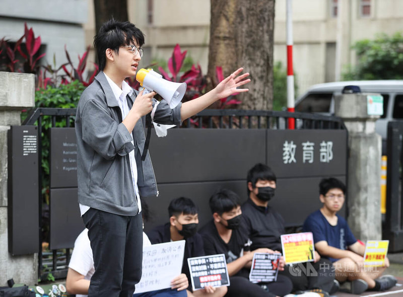教育部日前公布「高級中等以下學校學生攜帶行動載具到校管理原則」草案,學生團體24日在教育部前發起靜坐,表達學生對草案內容及其倉促決策程序的疑慮,要求退回草案。中央社記者謝佳璋攝 114年5月24日