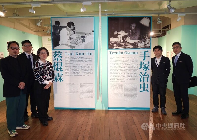 「台灣少年與日本少年—台日漫畫.百年邂逅」特展24日在京都開幕。京都國際漫畫博物館館長荒俁宏呼籲務必觀展,了解台日漫畫史。文化部駐日台灣文化中心主任曾鈐龍(左1)、國家漫畫博物館籌備處代理主任陳登欽(左2)、文化部次長王時思(左3)、京都國際漫畫博物館策展人新美琢真(右2)、事務局長勝島啓介(右1)合影。中央社記者楊明珠京都攝 114年5月24日
