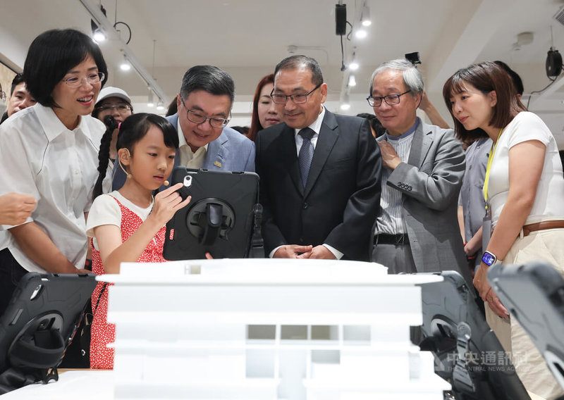 行政院長卓榮泰(前左3)、文化部長李遠(前右2)、新北市長侯友宜(前右3)、民進黨立委蘇巧慧(前左1)、張雅琳(前右1)等24日出席國家兒童未來館願景館開幕典禮,共同開箱願景館。中央社記者趙世勳攝 114年5月24日