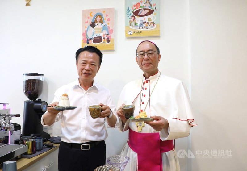 天主教會嘉義教區附設嘉義縣私立安仁家園設立「來仁咖啡」工作坊,24日開幕,嘉義教區主教浦英雄(右)與嘉義縣長翁章梁(左)品嚐咖啡、甜點。中央社記者蔡智明攝 114年5月24日