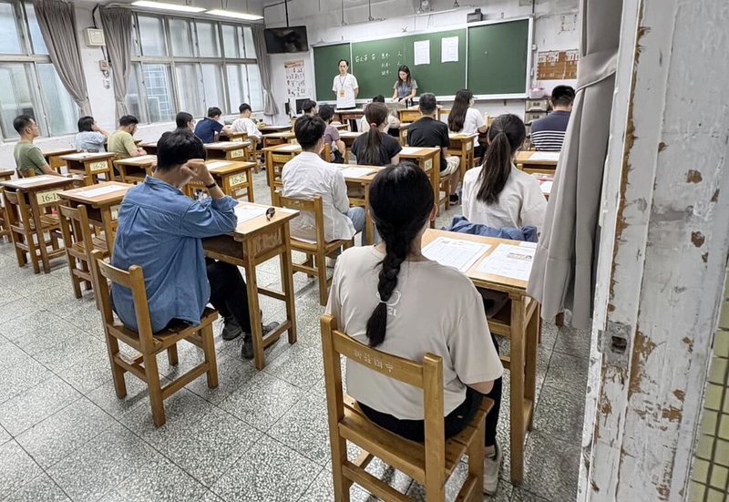 新北市114學年度國中教師聯合甄選初試24日登場,今年報名人數共4770人,創近年新高,教育局指出,實際錄取率將視最終到考情形調整。圖為考生就座聽取監試人員說明應考須知。(新北市教育局提供)中央社記者黃旭昇新北市傳真 114年5月24日