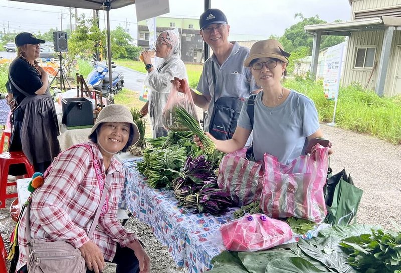 端午節即將到來,新北市原民局24日在三峽原住民Lipahak野菜園區舉辦包粽趣市集,還有無毒鮮蔬市集、農園導覽等活動,邀請民眾體驗原住民文化。(新北市原民局提供)中央社記者黃旭昇新北市傳真 114年5月24日