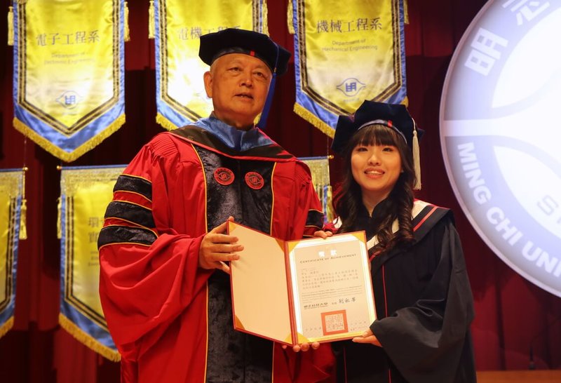 明志科技大學113學年度畢業典禮24日登場,校長劉祖華(左)與學生撥穗代表合影留念,並勉勵畢業生無論身處何地、面對何種挑戰,都要堅守信念,成為社會的中堅力量。(明志科大提供)中央社記者黃旭昇新北傳真 114年5月24日
