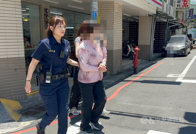 新北市三峽警方22日在市區逮捕面交的詐團取款車手林姓女子(左2),依加重詐欺及洗錢防制法等罪嫌移送新北檢偵辦。(翻攝畫面)中央社記者黃旭昇新北傳真 114年5月24日