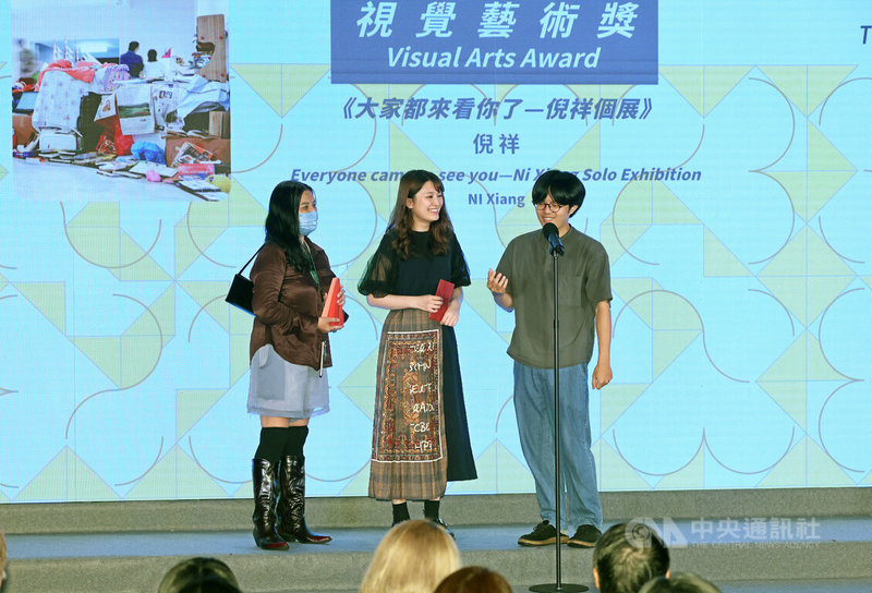 第23屆台新藝術獎頒獎典禮24日下午在台北舉行,視覺藝術獎由藝術家倪祥個展「大家都來看你了」獲得,由幕後團隊成員代表出席領獎。中央社記者趙世勳攝 114年5月24日