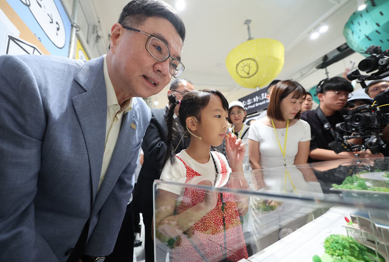 國家兒童未來館預定2030年完工,正式開館前,文化部先成立願景館,邀請兒童一起加入想像、參與設計。行政院長卓榮泰(左)24日出席願景館開幕典禮,共同開箱願景館。中央社記者趙世勳攝 114年5月24日