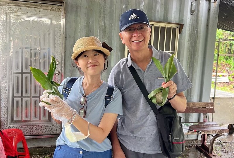 端午節將至,新北市原民局24日在三峽原住民Lipahak野菜園區舉辦包野菜粽活動,參與民眾以月桃葉包裹糯米與內餡,創造風味獨特的野菜捏捏粽。(新北市原民局提供)中央社記者黃旭昇新北市傳真 114年5月24日