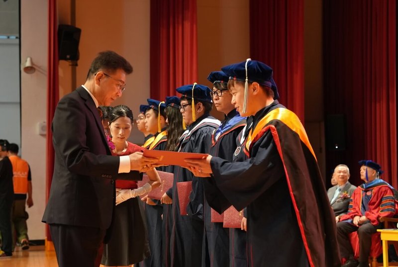 明志科技大學24日舉辦113學年度畢業典禮,會中由董事林善志(前左)頒發學業成績優良獎給獲獎學生。(明志科大提供)中央社記者黃旭昇新北市傳真 114年5月24日