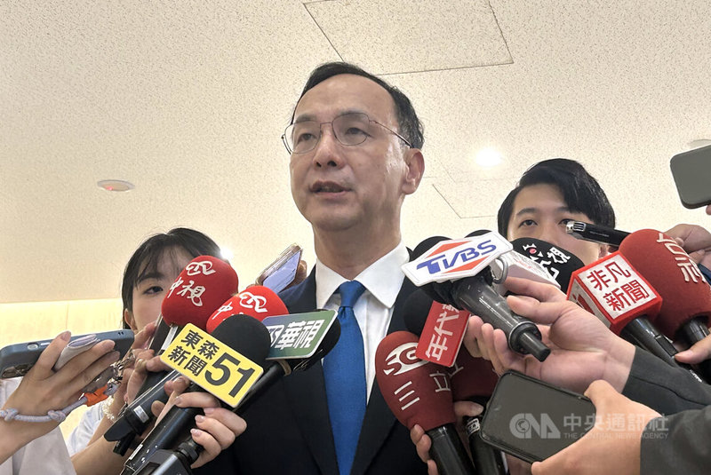 中選會決議反廢死公投不符規定,國民黨主席朱立倫24日表示,中選會真的是民主殺手,民進黨連人民要表達反對或支持廢死的權利都要沒收。 中央社記者王承中攝 114年5月24日