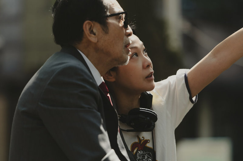 藝人劉若英(右)擔綱影集「忘了我記得」編導,找來資深演員秦漢(左)演出。劉若英說,秦漢入戲後比誰都想把角色詮釋好,感謝秦漢願意呈現殘忍的一面。(Netflix提供)中央社記者洪素津傳真 114年5月24日