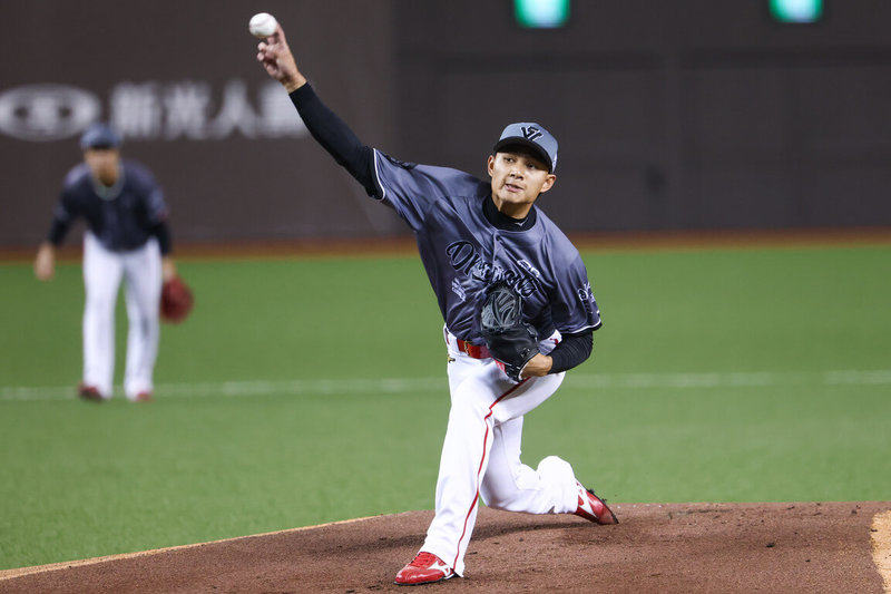 中職味全龍隊投手徐若熙(圖)24日先發8局無失分壓制台鋼雄鷹隊、奪下本季首勝,徐若熙賽後開玩笑表示,這場比賽曲球和變速球不再是「裝飾品」了。(味全龍隊提供)中央社記者謝靜雯傳真 114年5月24日