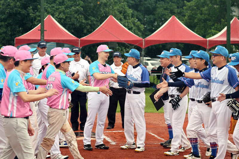 台北市長蔣萬安(中左)與新北市長侯友宜(中右)24日分率市府首長隊參加2025世壯運慢速壘球賽,兩隊賽前先禮後兵、握手致意,開心以球會友。中央社記者王飛華攝 114年5月24日