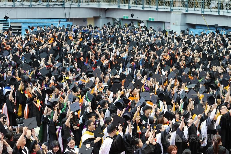 台大畢聯會先前舉行畢業歌投票,表達文組學生心聲的「上台大便」獲選,台大24日正式舉辦畢業典禮(圖),卻未播放這首歌。校方解釋,畢聯會已在「夜宿台大」等活動中提供合適演出機會。中央社記者郭日曉攝 114年5月24日