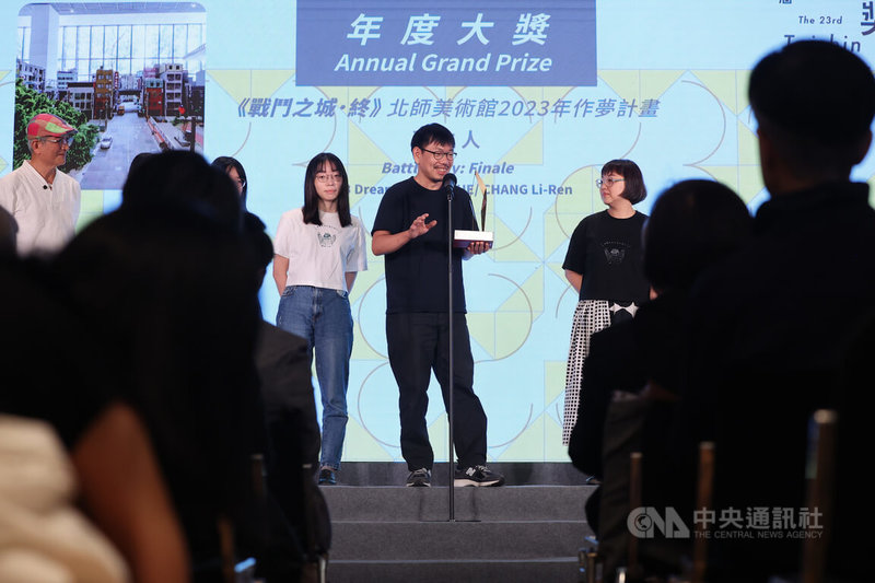 台新銀行文化藝術基金會24日在台北舉辦第23屆台新藝術獎頒獎典禮,年度大獎由「戰鬥之城.終」北師美術館2023年作夢計畫獲得,藝術家張立人(中)受獎後發表感言。中央社記者趙世勳攝 114年5月24日