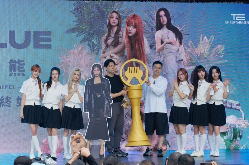 女子音樂組合「GENBLUE幻藍小熊」24日在台北舉辦簽票會,她們的代表歌曲COCOCO入圍金曲最佳單曲製作人獎,製作人謝倫(右4)特別到場送上巨大獎座預祝得獎。(天空娛樂提供)中央社記者王心妤傳真 114年5月24日