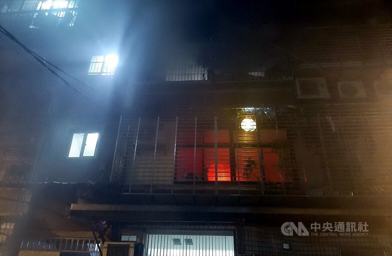 新北市板橋區莒光路巷弄一處5樓民宅的3樓處24日晚間冒出火煙,消防獲報動員到場,約在晚間9時25分將火勢撲滅,無人受傷受困,起火原因仍待調查。(翻攝畫面)中央社記者黃旭昇新北市傳真 114年5月24日