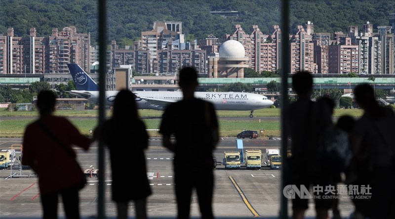 為擴大飛機駕駛員來源,交通部近日預告修正航空人員檢定給證管理規則,將商用駕駛員申請檢定年齡從20歲下修至18歲,民航運輸駕駛員也從23歲放寬為21歲。(中央社檔案照片)