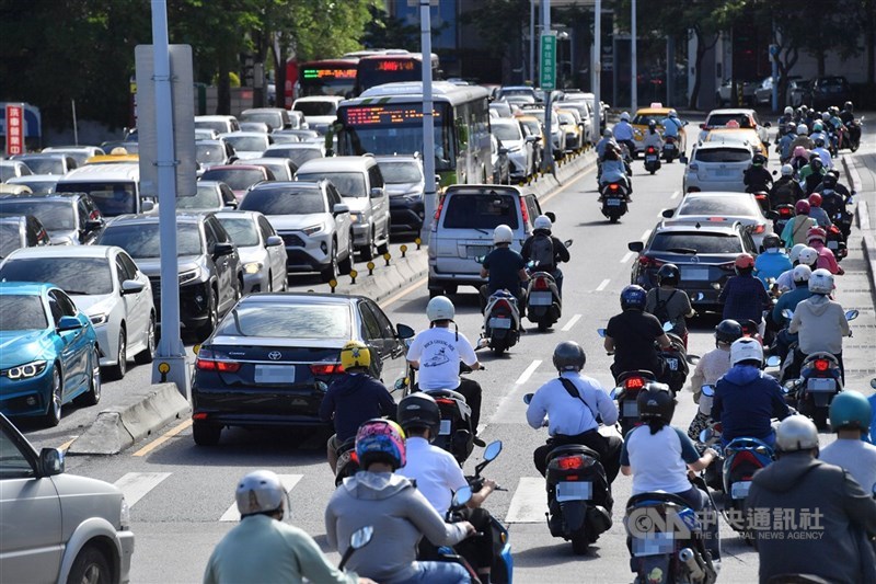 台北市議員指出,北市路段禁止機車騎內線,但部分道路卻不同規。交通管制工程處允檢討。(中央社檔案照片)