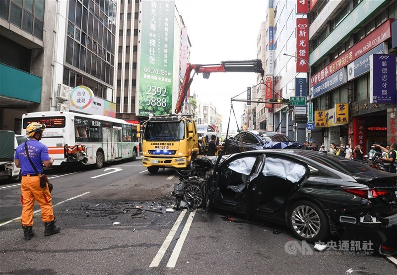 無駕照78歲邱姓男子開車在台北市重慶南路1段附近肇事,其中79歲劉姓行人送醫時右小腿骨折,因年邁仍在加護病房,家屬提告傷害並嚴厲譴責肇事駕駛。(中央社檔案照片)