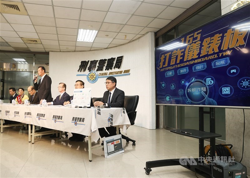 刑事局表示,165打詐儀錶板統計,假買家騙賣家詐騙案件數快速攀升,歹徒會用帳戶驗證、提供OTP密碼等4話術,並假冒知名金流業者網址,民眾應注意。(中央社檔案照片)