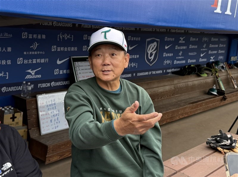 中職台鋼雄鷹24日與味全龍比賽出現妨礙跑壘狀況,雄鷹隊總教練洪一中表(圖)示,夾殺從小到大做過不下千次,還是要看臨場反應。(中央社檔案照片)