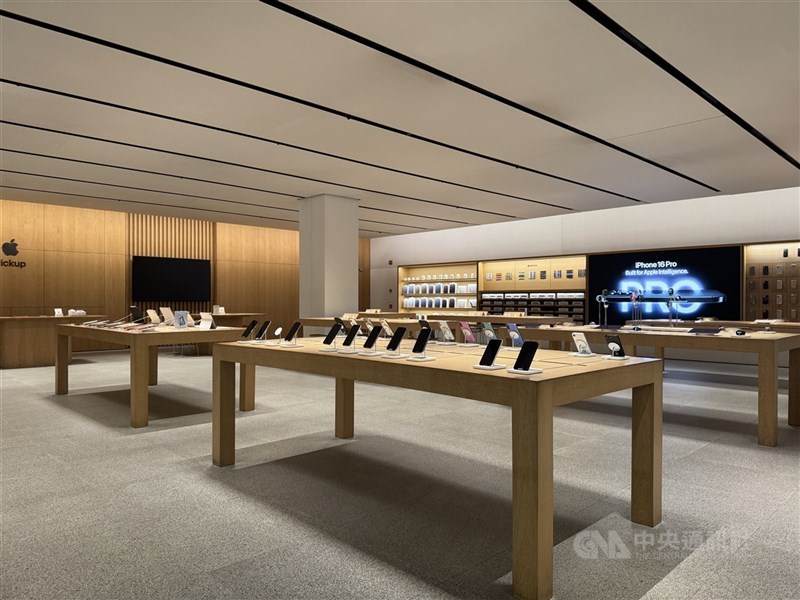 川普警告蘋果公司,其在美國銷售的iPhone若非在美國本土製造,可能被課徵至少25%關稅。(中央社檔案照片)