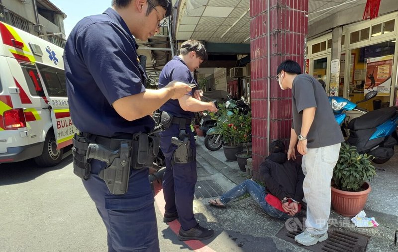 新北市三峽警方22日在市區逮捕詐團監控車手高姓男子(右2),依加重詐欺及洗錢防制法等罪嫌移送新北檢偵辦。(翻攝畫面)中央社記者黃旭昇新北傳真 114年5月24日