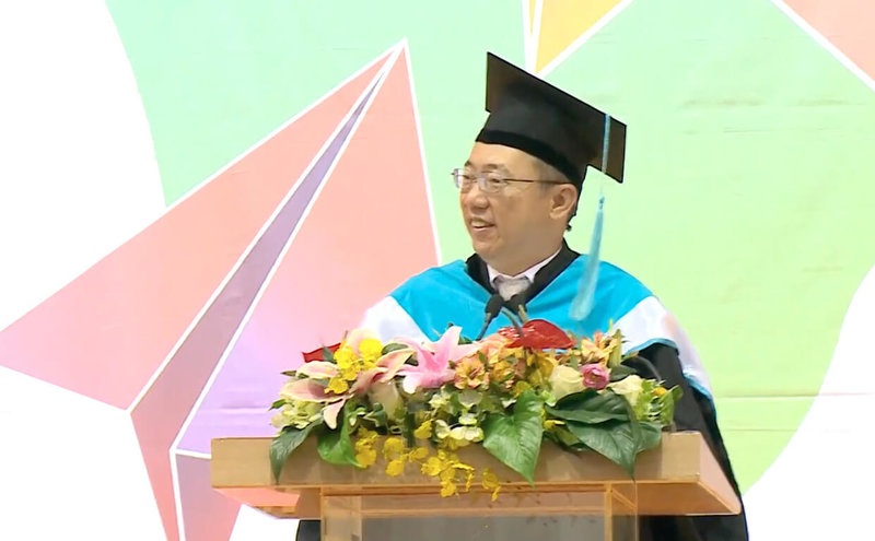 台中教育大學校長郭伯臣(圖)花費一整晚時間與AI機器人溝通生成畢業典禮致詞,新穎方式與內容大獲學生好評。郭伯臣說,是希望致詞內容不要太八股,由於他學AI,想讓畢典有趣點,就用AI的趣味模式來擬稿。(台中教育大學提供)中央社記者趙麗妍傳真 114年5月24日