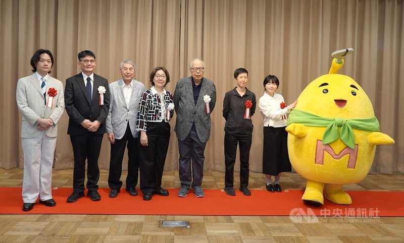 「台灣少年與日本少年—台日漫畫.百年邂逅」特展24日在京都開幕。文化部次長王時思(左4)致詞時提及漫畫「來自清水的孩子」,是已故的白色恐怖政治受難者蔡焜霖先生的漫畫傳記。中央社記者楊明珠京都攝 114年5月24日