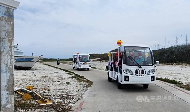 澎湖白沙後寮天堂路園區電動接駁車24日試營運,民眾可搭乘電動接駁車欣賞天堂路的海天美景。中央社 114年5月24日
