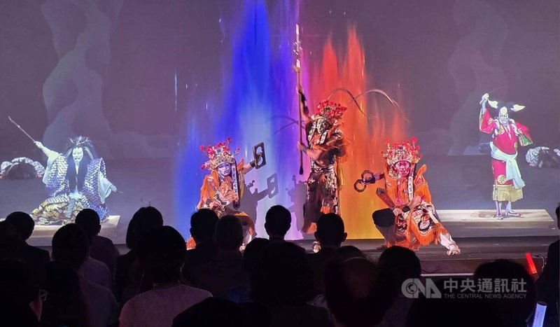 中華電信與日本NTT以萬博規格創造演出環境,透過IOWN全光網路將大阪演出的「超歌舞伎」於台北即時呈現,更邀請台灣「九天民俗技藝團」合作,跨國同台演出。中央社記者江明晏攝 114年5月24日