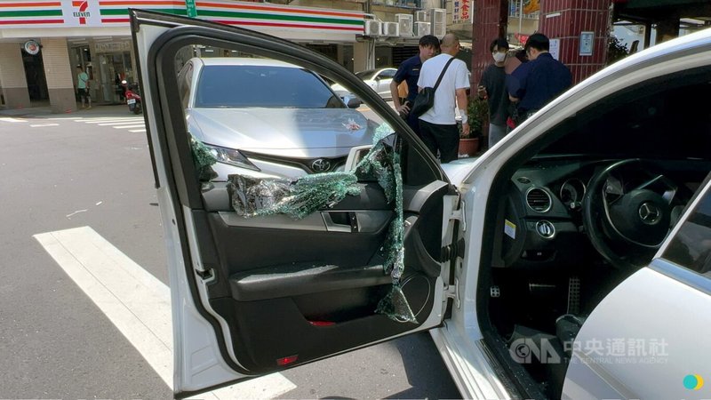 新北市三峽警方24日表示,22日中午在市區誘捕詐團車手面交時,以車窗擊破器破壞賓士轎車(圖),逮捕詐團監控車手高姓男子送辦。(翻攝畫面)中央社記者黃旭昇新北傳真 114年5月24日