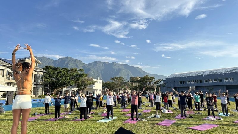 國發會選定台東長濱鄉為地方創生廊帶的試點之一,和台東縣政府合作舉辦「自然醒慢活祭-淨心慢旅行」,「百人晨曦瑜伽」清晨在長濱國中操場展開。(國發會提供)中央社記者曾智怡傳真 114年5月24日